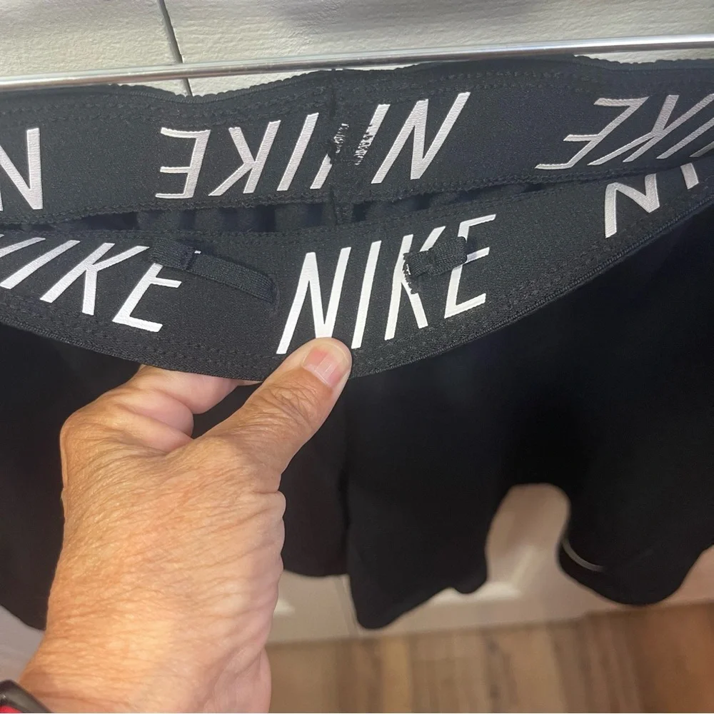 Nike Black Athletic Shorts Size‎ Large T7